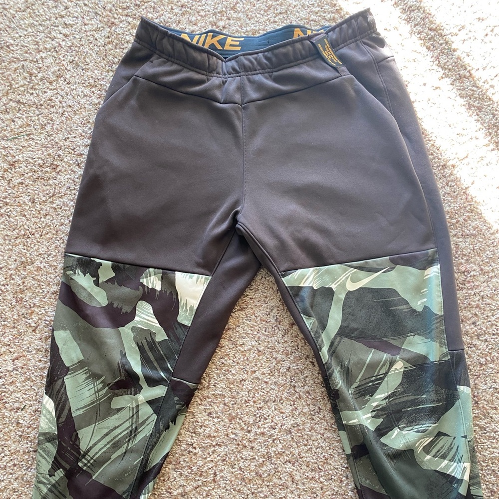 Nike Men’s Cascade Brushstroke Camo Joggers